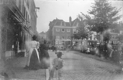 832063 Afbeelding van het toegestroomde publiek op de Neude te Utrecht, tijdens een brand bij tabakshandel B.C. van ...